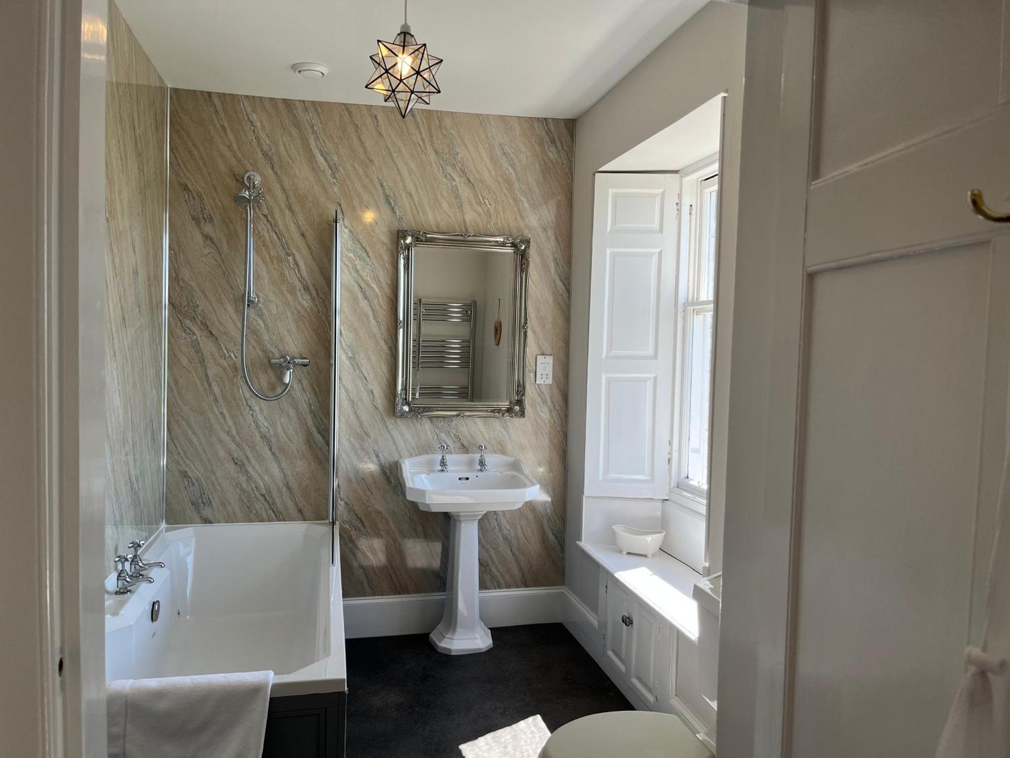 Vicarsford Farmhouse With Hot Tub ルーカーズ エクステリア 写真